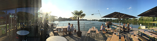 Blick von der Sonnenterrasse der Gastronomie auf den Lorenzisee